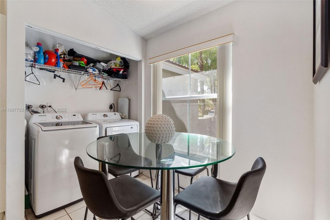 Под контрактом: $549,000 (3 спален, 2 ванн, 1316 Квадратных фут)