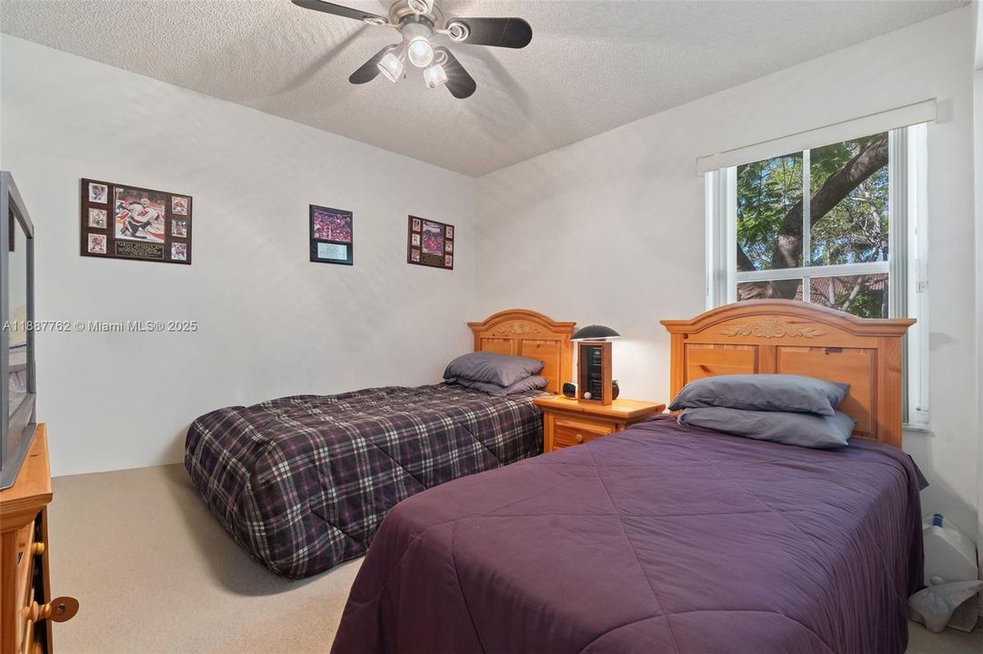 Под контрактом: $549,000 (3 спален, 2 ванн, 1316 Квадратных фут)