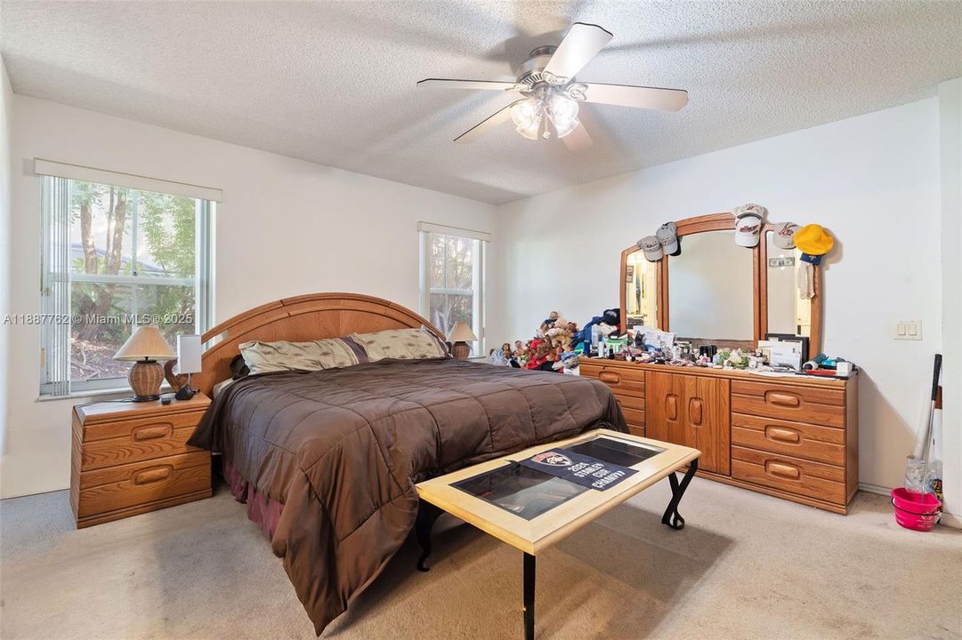 Под контрактом: $549,000 (3 спален, 2 ванн, 1316 Квадратных фут)