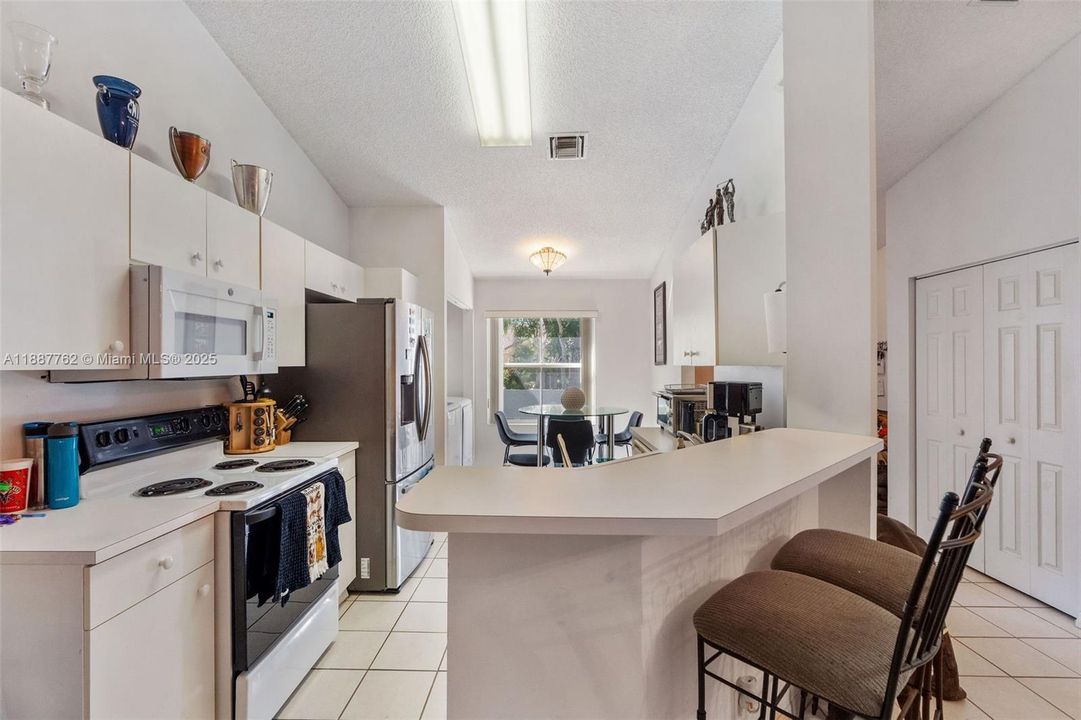 Под контрактом: $549,000 (3 спален, 2 ванн, 1316 Квадратных фут)