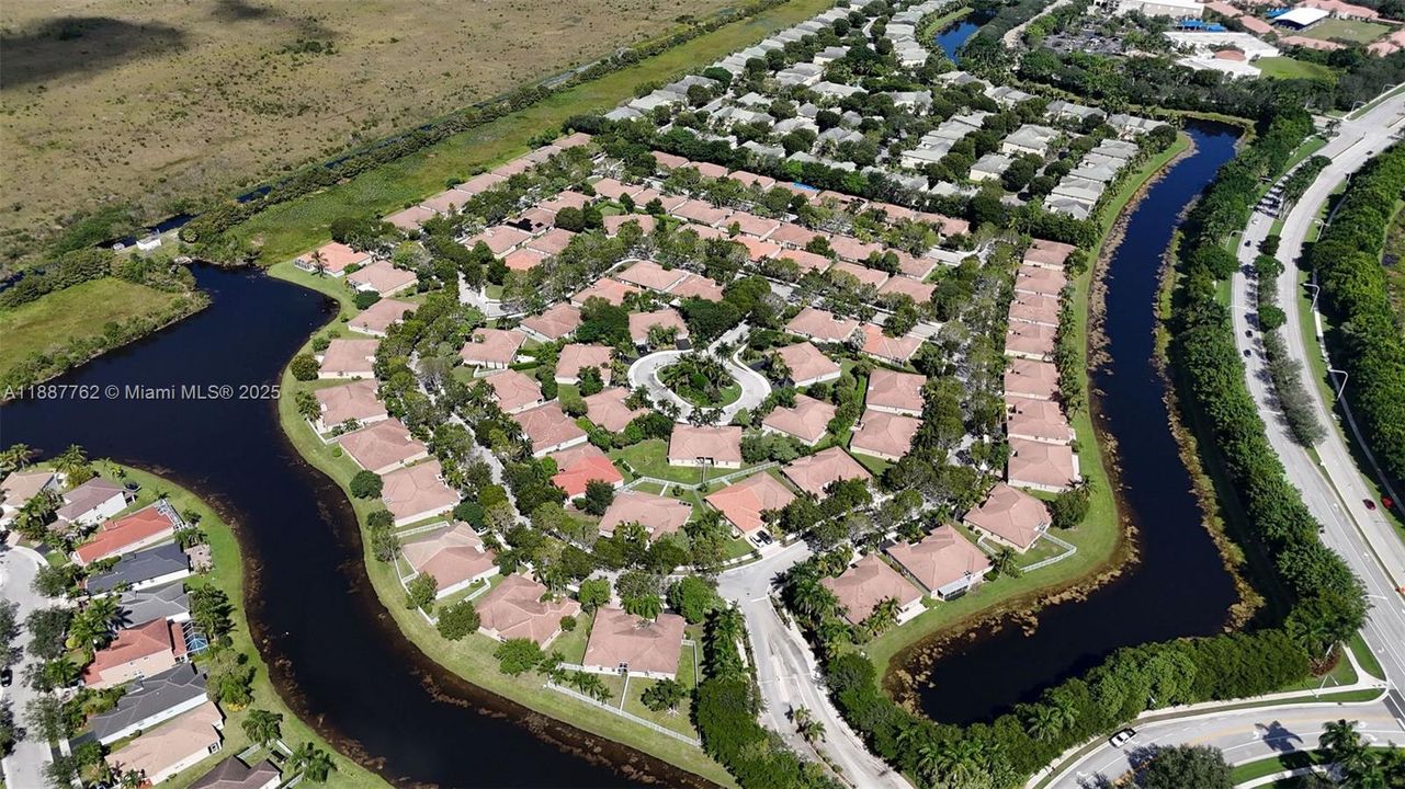 Под контрактом: $549,000 (3 спален, 2 ванн, 1316 Квадратных фут)