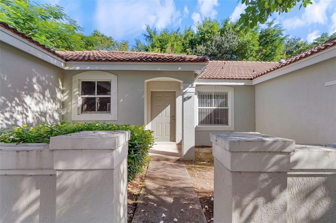 Под контрактом: $549,000 (3 спален, 2 ванн, 1316 Квадратных фут)