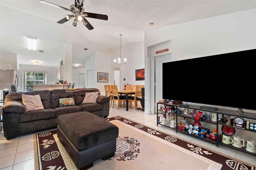 Под контрактом: $549,000 (3 спален, 2 ванн, 1316 Квадратных фут)