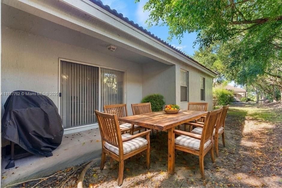 Под контрактом: $549,000 (3 спален, 2 ванн, 1316 Квадратных фут)