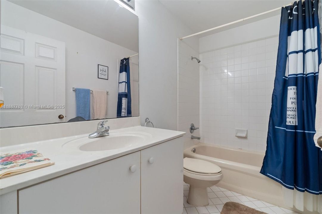 Под контрактом: $549,000 (3 спален, 2 ванн, 1316 Квадратных фут)