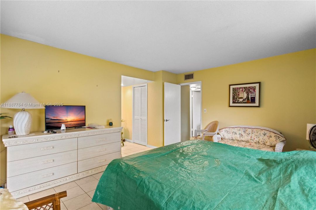 For Sale: $149,900 (2 beds, 2 baths, 992 Square Feet)