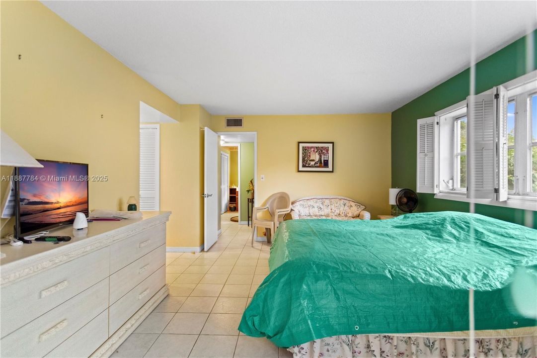 For Sale: $149,900 (2 beds, 2 baths, 992 Square Feet)