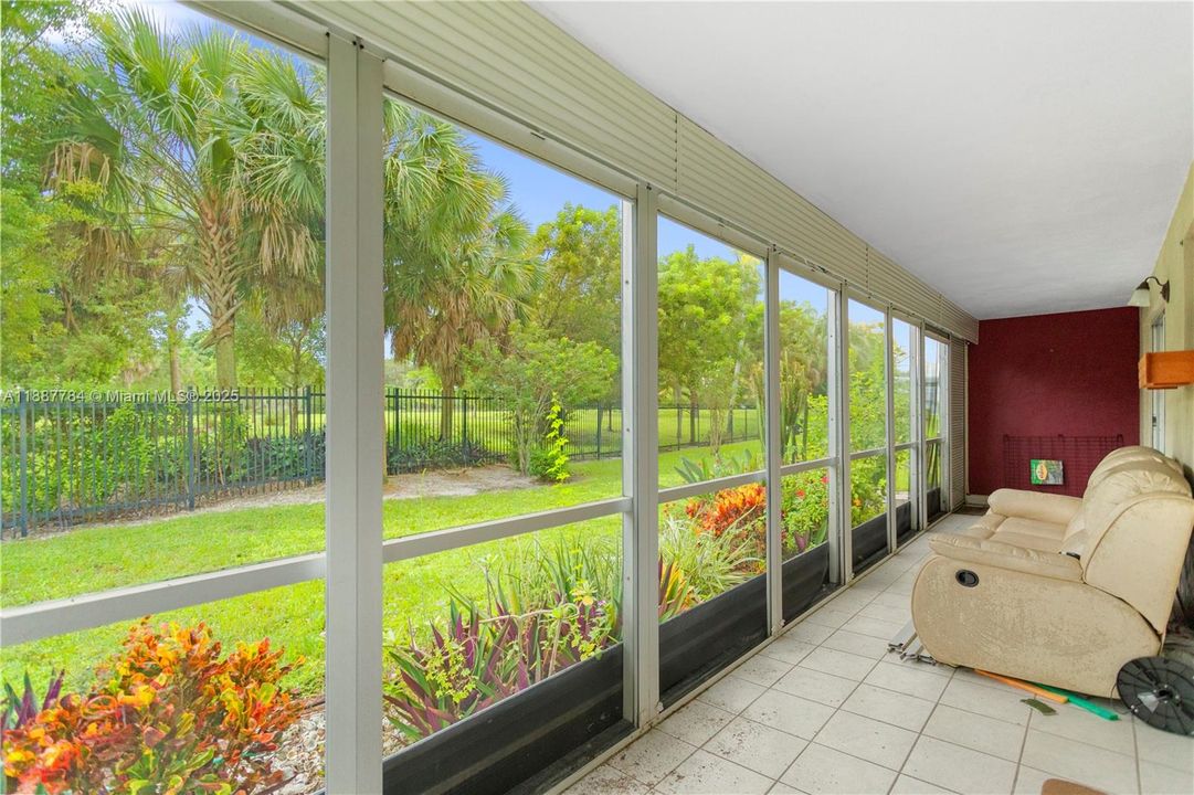 For Sale: $149,900 (2 beds, 2 baths, 992 Square Feet)