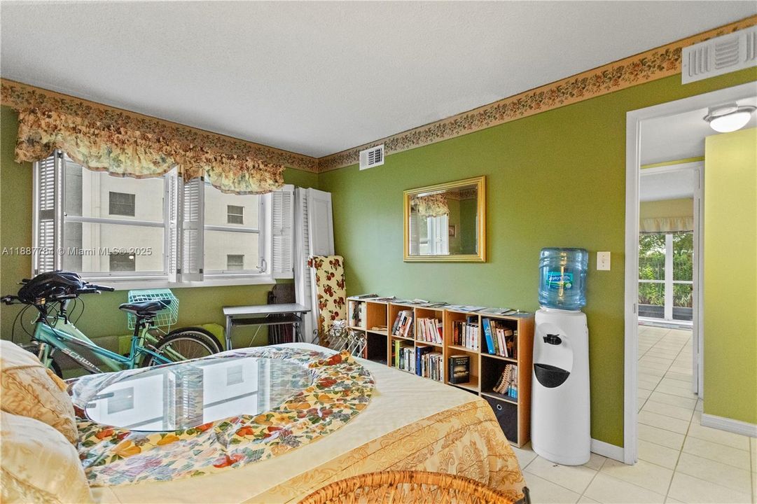 For Sale: $149,900 (2 beds, 2 baths, 992 Square Feet)