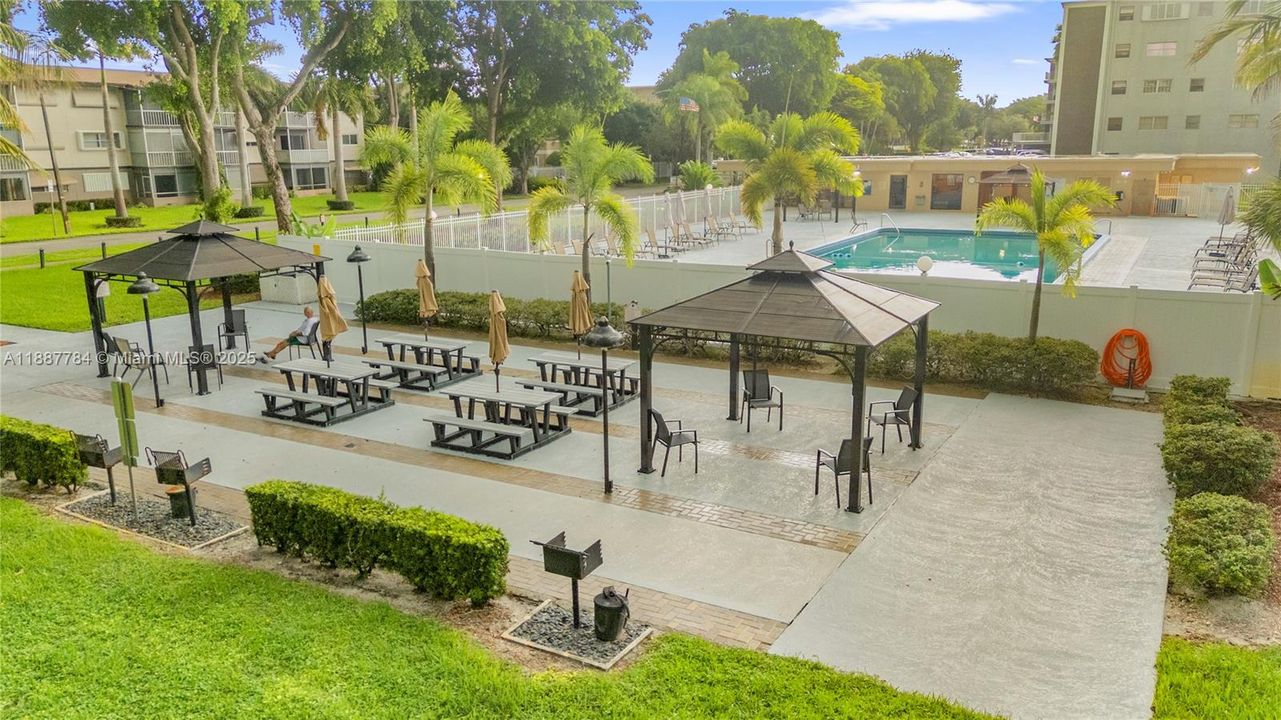 For Sale: $149,900 (2 beds, 2 baths, 992 Square Feet)