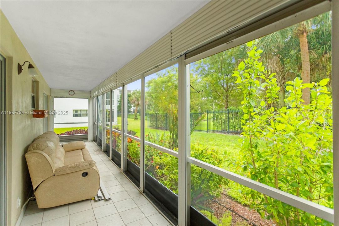 For Sale: $149,900 (2 beds, 2 baths, 992 Square Feet)