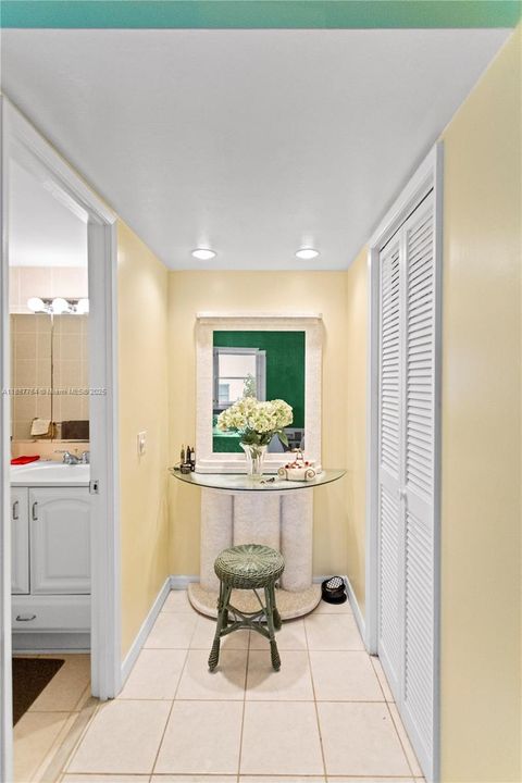 For Sale: $149,900 (2 beds, 2 baths, 992 Square Feet)