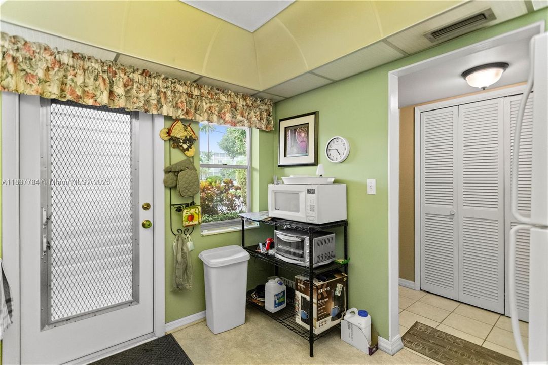 For Sale: $149,900 (2 beds, 2 baths, 992 Square Feet)