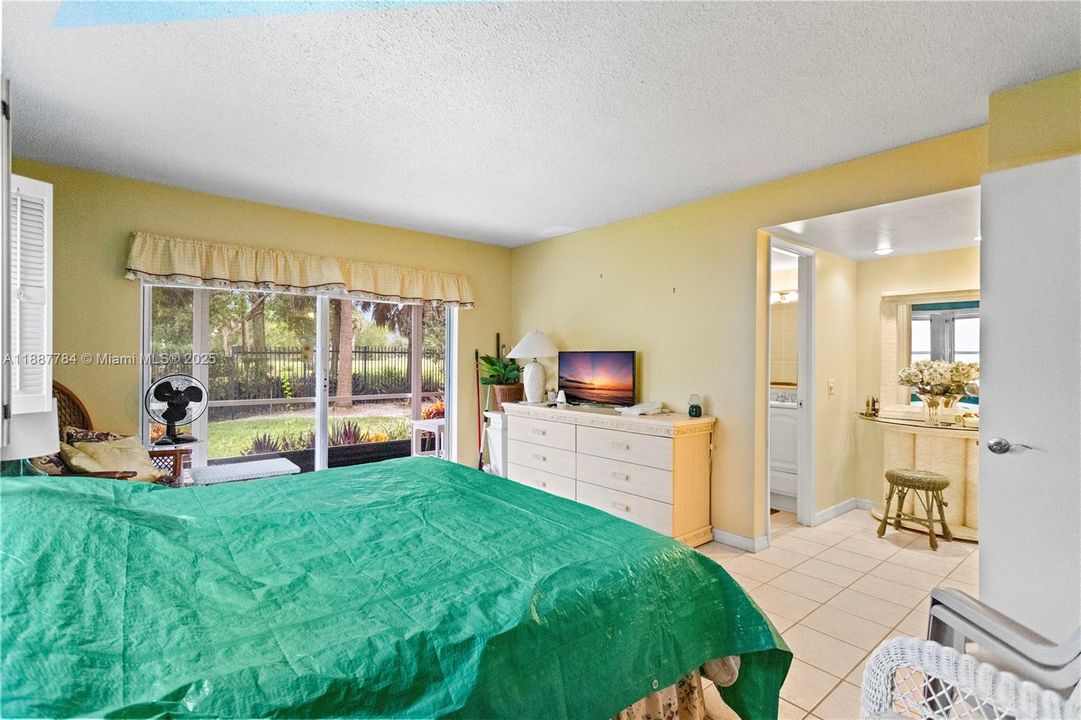 For Sale: $149,900 (2 beds, 2 baths, 992 Square Feet)