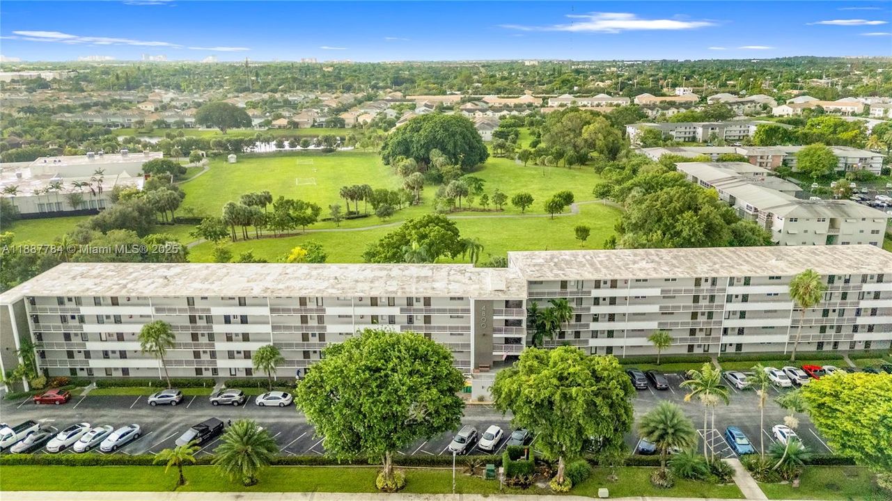 For Sale: $149,900 (2 beds, 2 baths, 992 Square Feet)