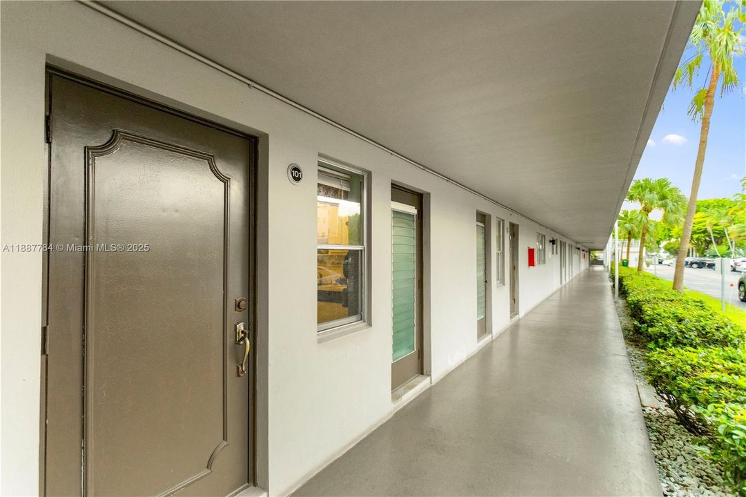 For Sale: $149,900 (2 beds, 2 baths, 992 Square Feet)