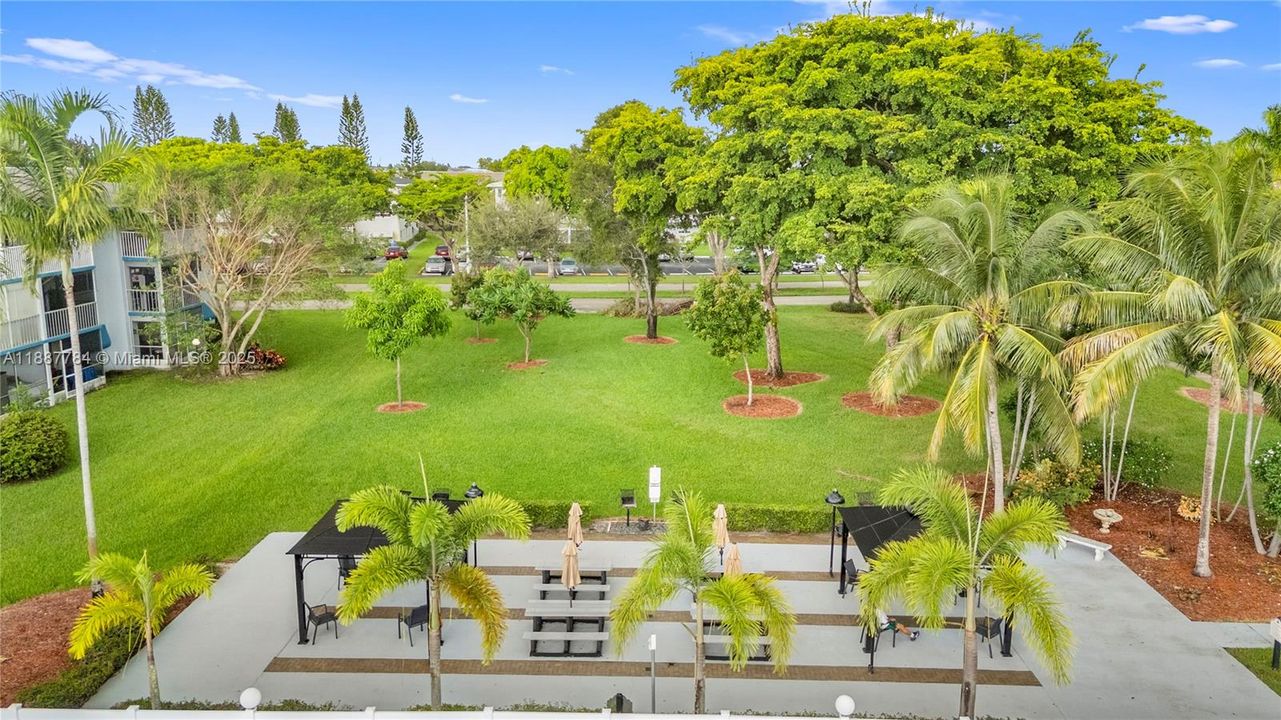 For Sale: $149,900 (2 beds, 2 baths, 992 Square Feet)