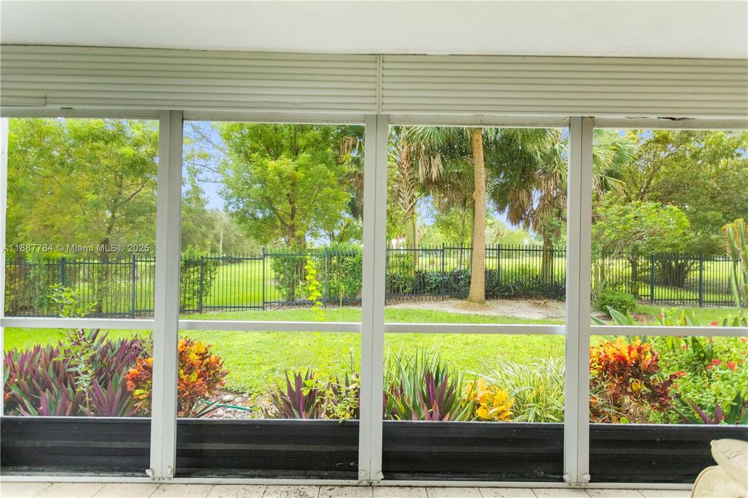 For Sale: $149,900 (2 beds, 2 baths, 992 Square Feet)