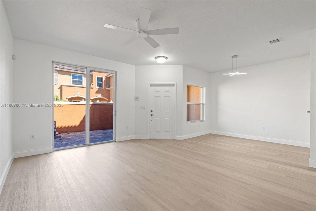 合同活跃: $2,450 (2 贝兹, 2 浴室, 1000 平方英尺)