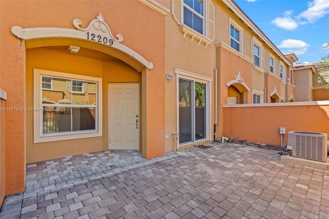 合同活跃: $2,450 (2 贝兹, 2 浴室, 1000 平方英尺)