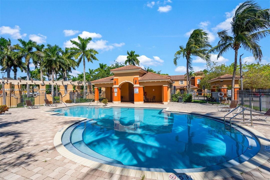 合同活跃: $2,450 (2 贝兹, 2 浴室, 1000 平方英尺)