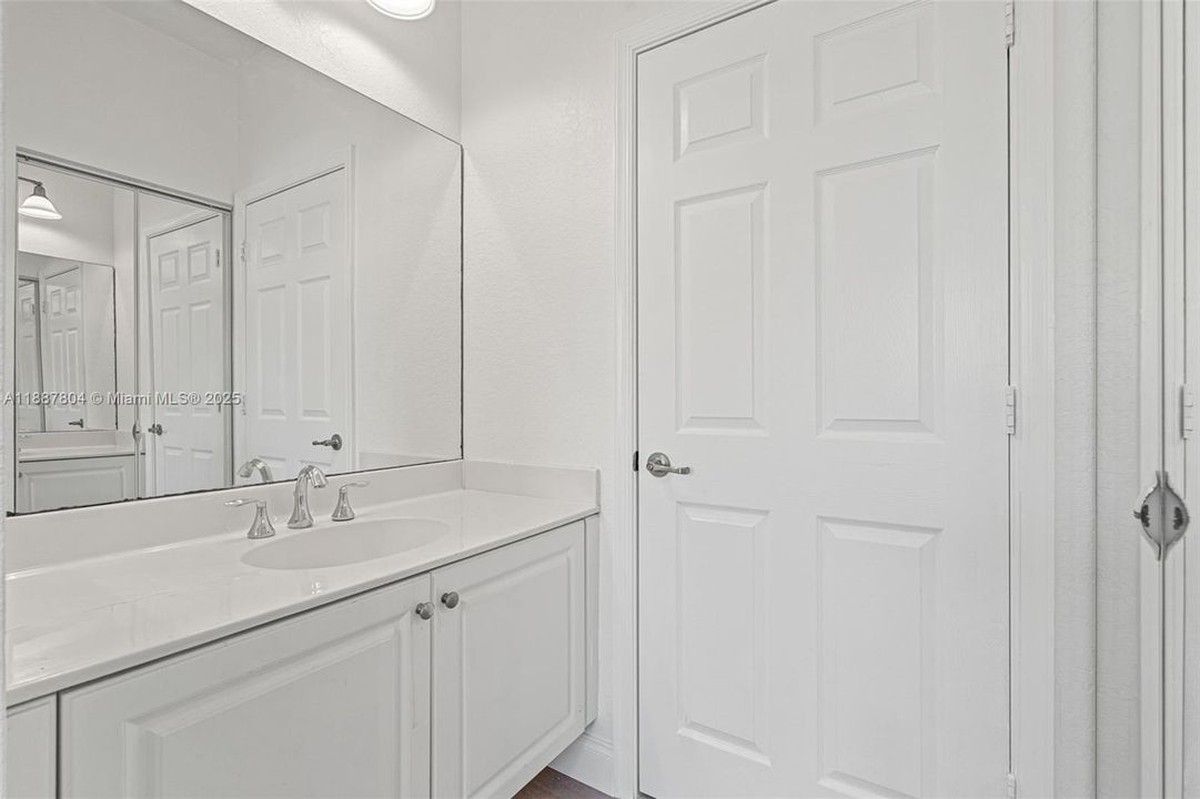 合同活跃: $2,450 (2 贝兹, 2 浴室, 1000 平方英尺)