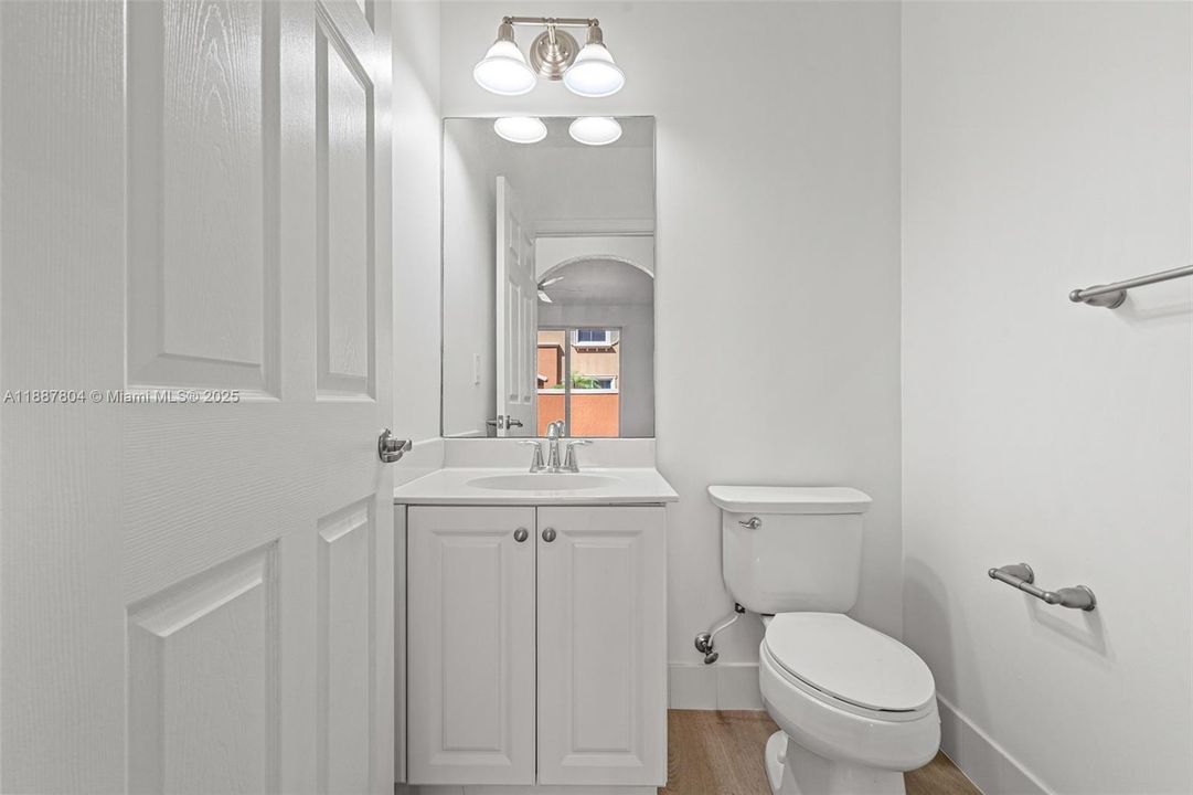 合同活跃: $2,450 (2 贝兹, 2 浴室, 1000 平方英尺)