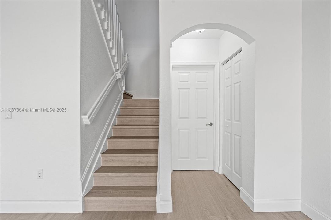 合同活跃: $2,450 (2 贝兹, 2 浴室, 1000 平方英尺)