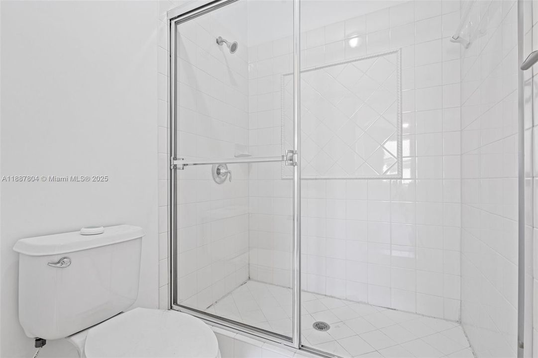 合同活跃: $2,450 (2 贝兹, 2 浴室, 1000 平方英尺)