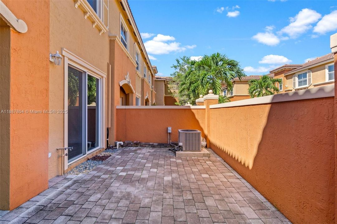 合同活跃: $2,450 (2 贝兹, 2 浴室, 1000 平方英尺)