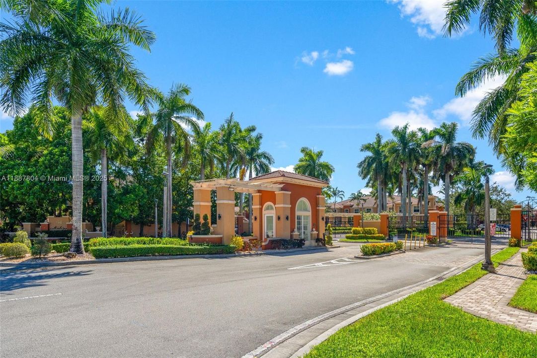 合同活跃: $2,450 (2 贝兹, 2 浴室, 1000 平方英尺)