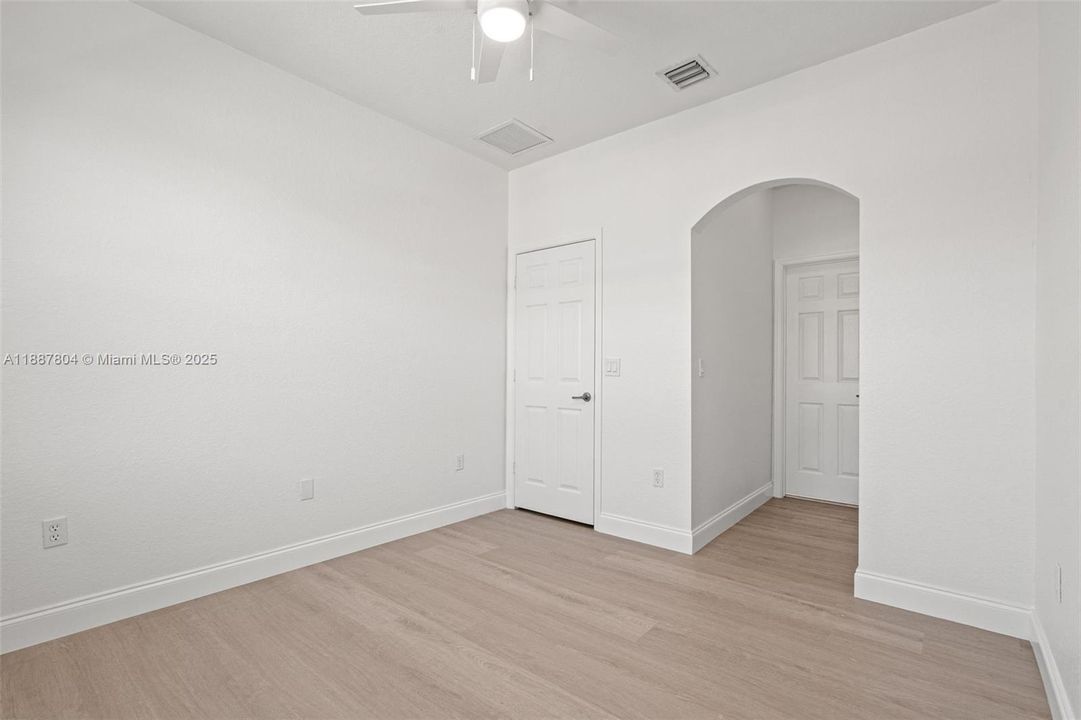 合同活跃: $2,450 (2 贝兹, 2 浴室, 1000 平方英尺)