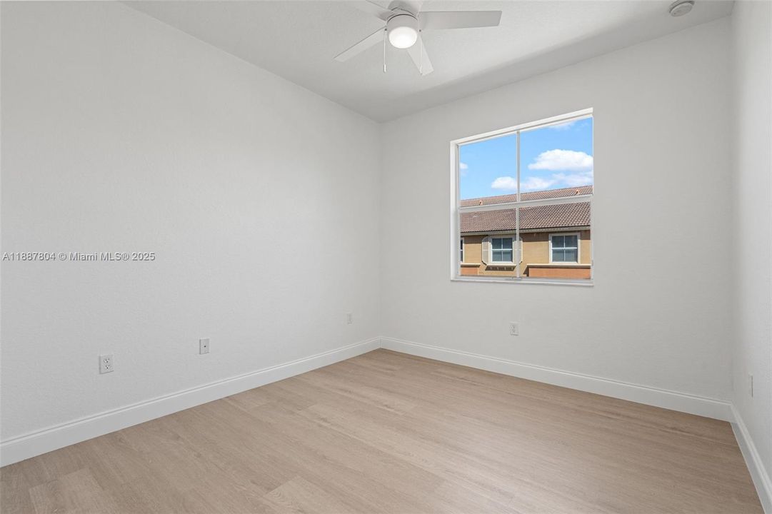 合同活跃: $2,450 (2 贝兹, 2 浴室, 1000 平方英尺)