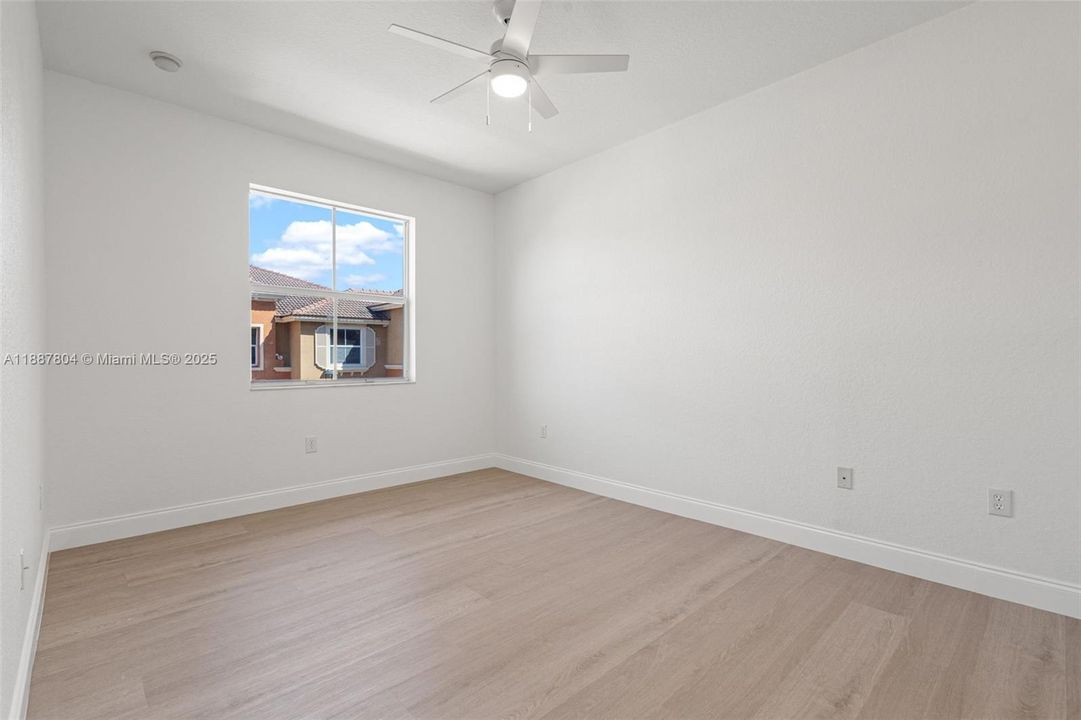 合同活跃: $2,450 (2 贝兹, 2 浴室, 1000 平方英尺)