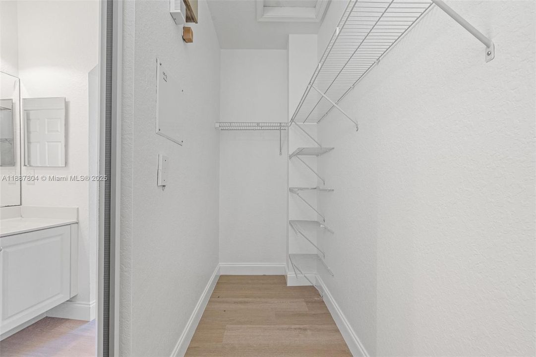 合同活跃: $2,450 (2 贝兹, 2 浴室, 1000 平方英尺)