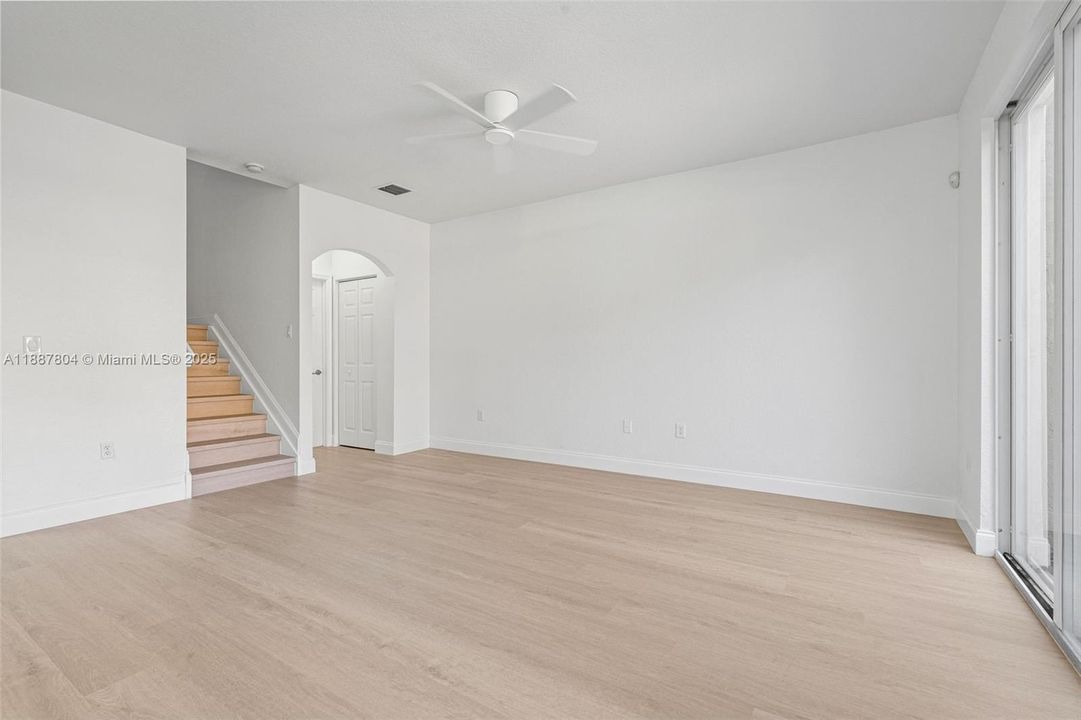 合同活跃: $2,450 (2 贝兹, 2 浴室, 1000 平方英尺)