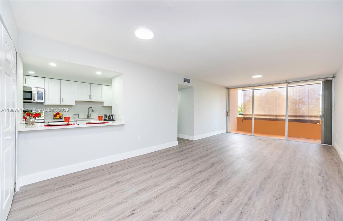 合同活跃: $260,000 (2 贝兹, 2 浴室, 1095 平方英尺)