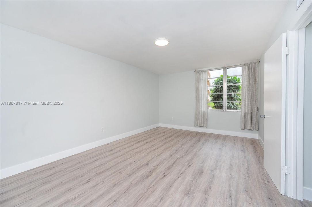 合同活跃: $260,000 (2 贝兹, 2 浴室, 1095 平方英尺)