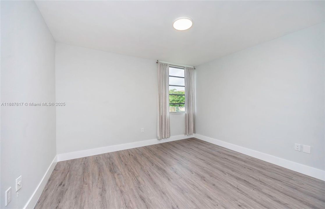 合同活跃: $260,000 (2 贝兹, 2 浴室, 1095 平方英尺)