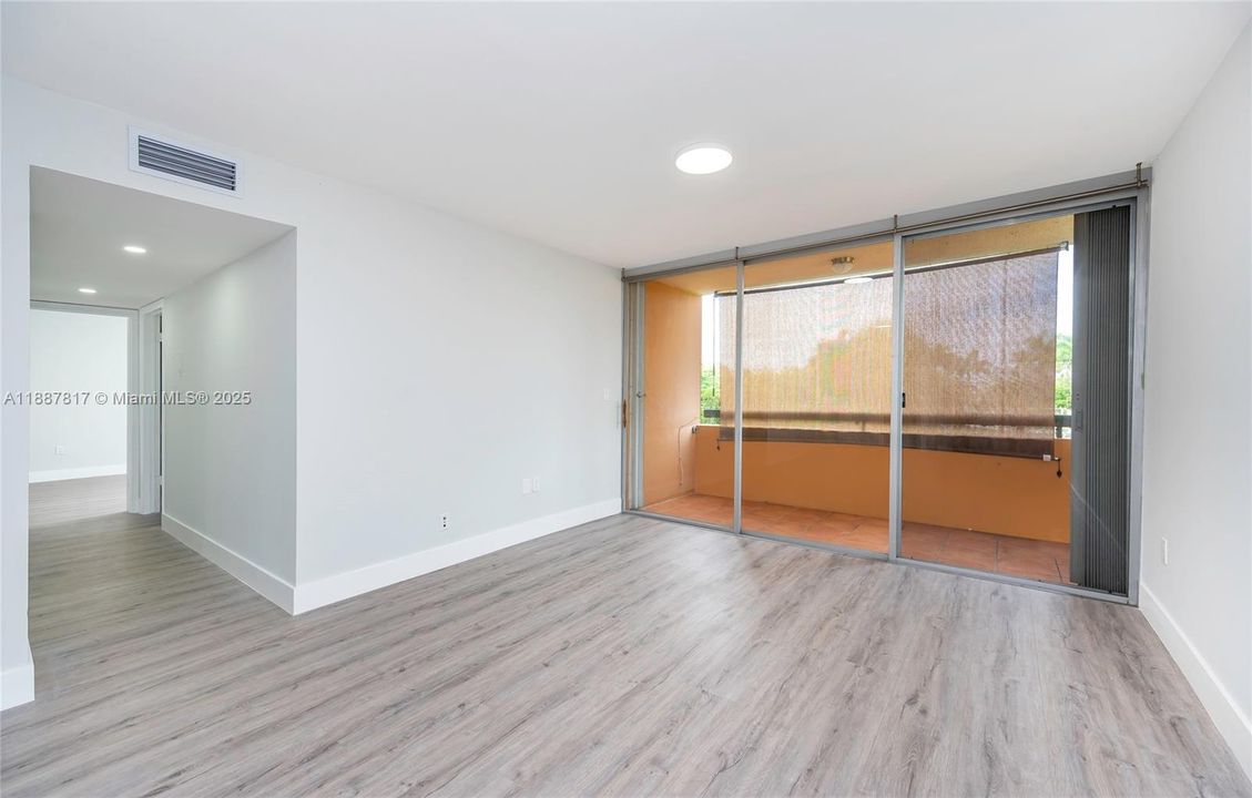 合同活跃: $260,000 (2 贝兹, 2 浴室, 1095 平方英尺)