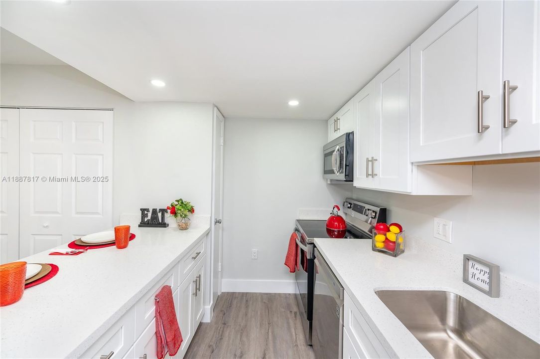 合同活跃: $260,000 (2 贝兹, 2 浴室, 1095 平方英尺)