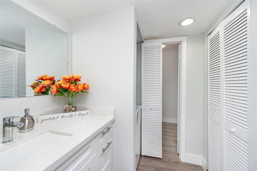 合同活跃: $260,000 (2 贝兹, 2 浴室, 1095 平方英尺)