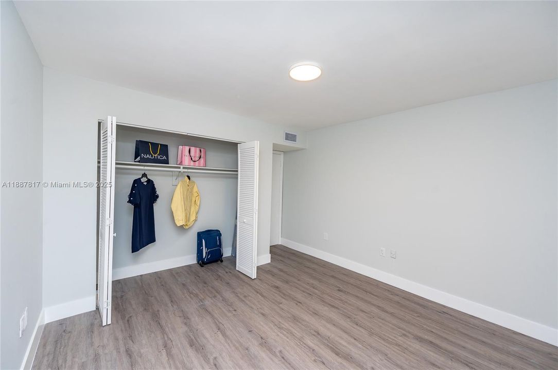 合同活跃: $260,000 (2 贝兹, 2 浴室, 1095 平方英尺)