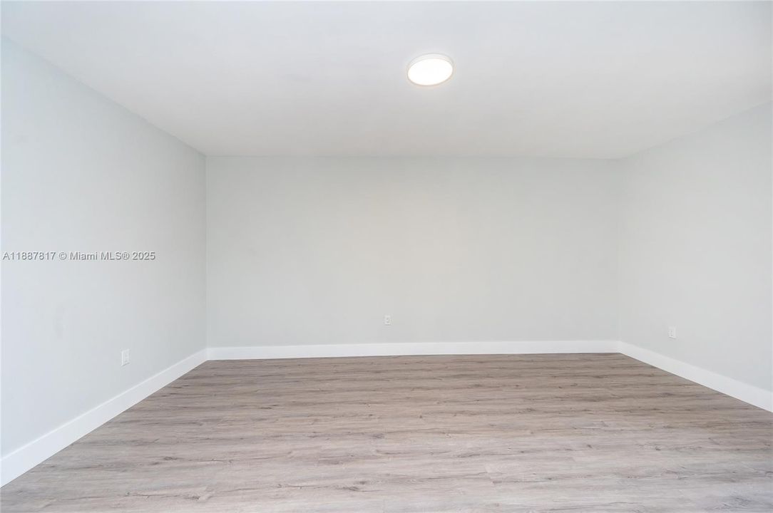 合同活跃: $260,000 (2 贝兹, 2 浴室, 1095 平方英尺)