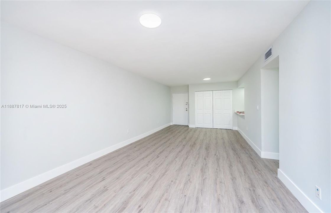 合同活跃: $260,000 (2 贝兹, 2 浴室, 1095 平方英尺)