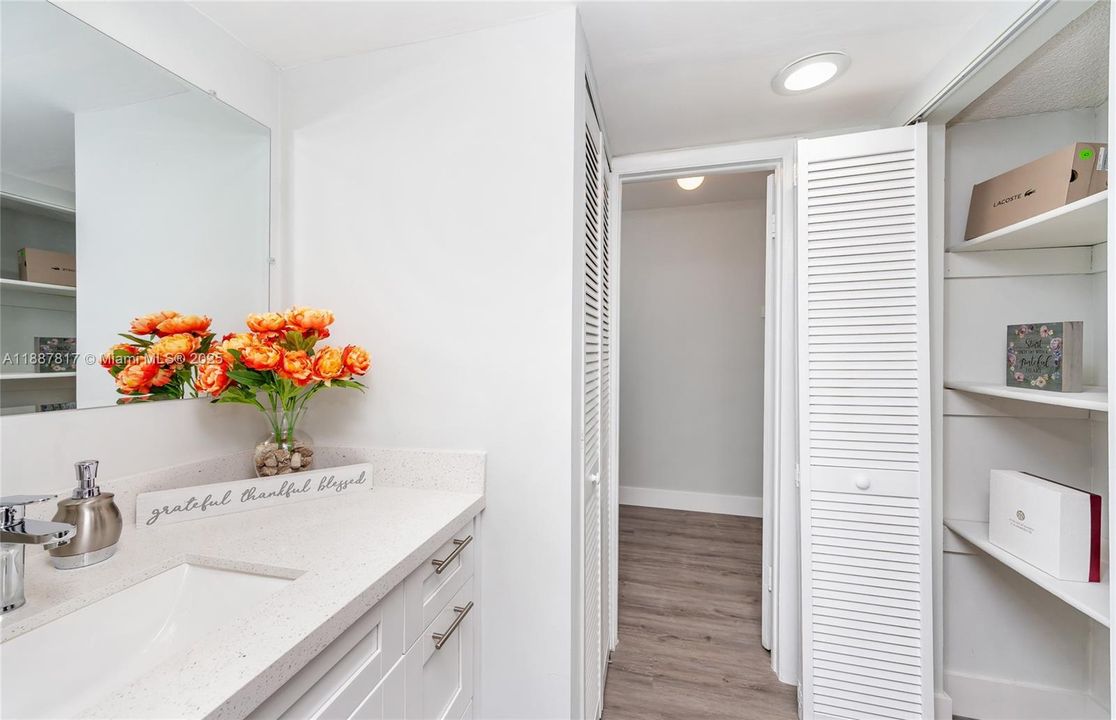 合同活跃: $260,000 (2 贝兹, 2 浴室, 1095 平方英尺)