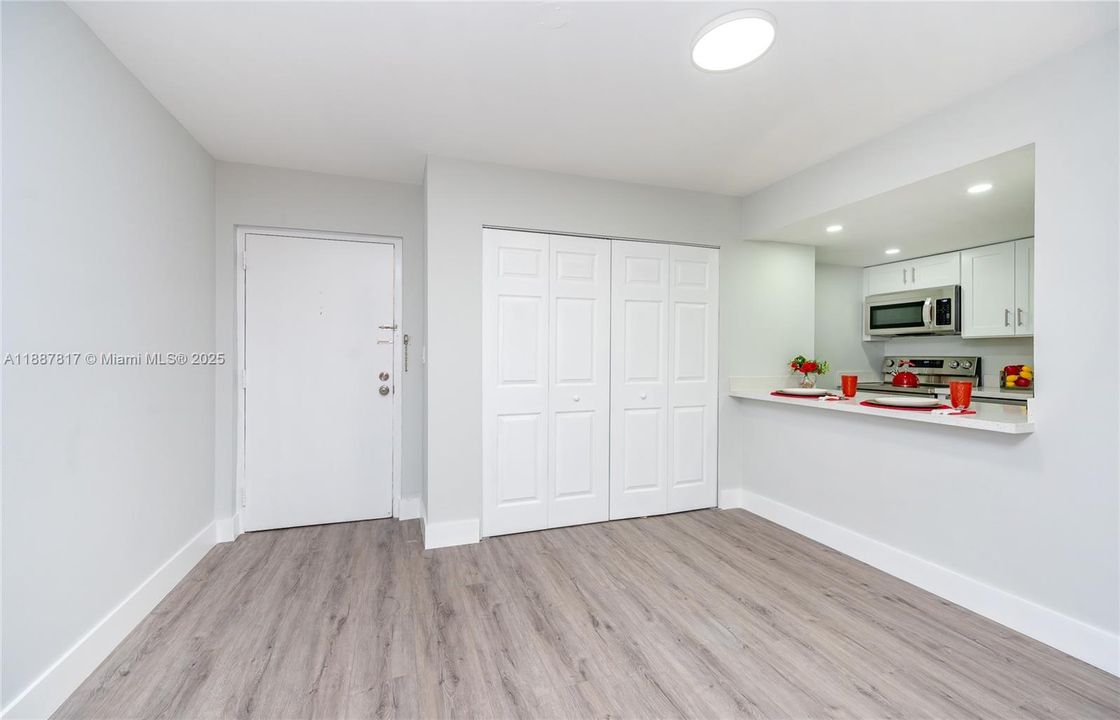 合同活跃: $260,000 (2 贝兹, 2 浴室, 1095 平方英尺)