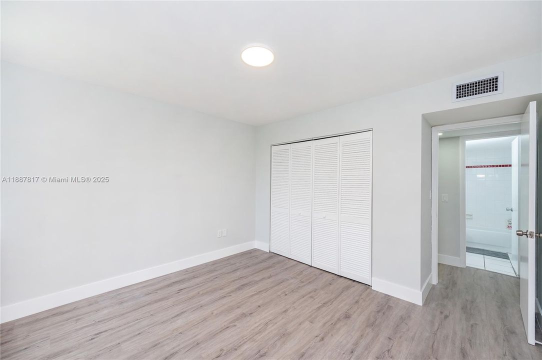 合同活跃: $260,000 (2 贝兹, 2 浴室, 1095 平方英尺)