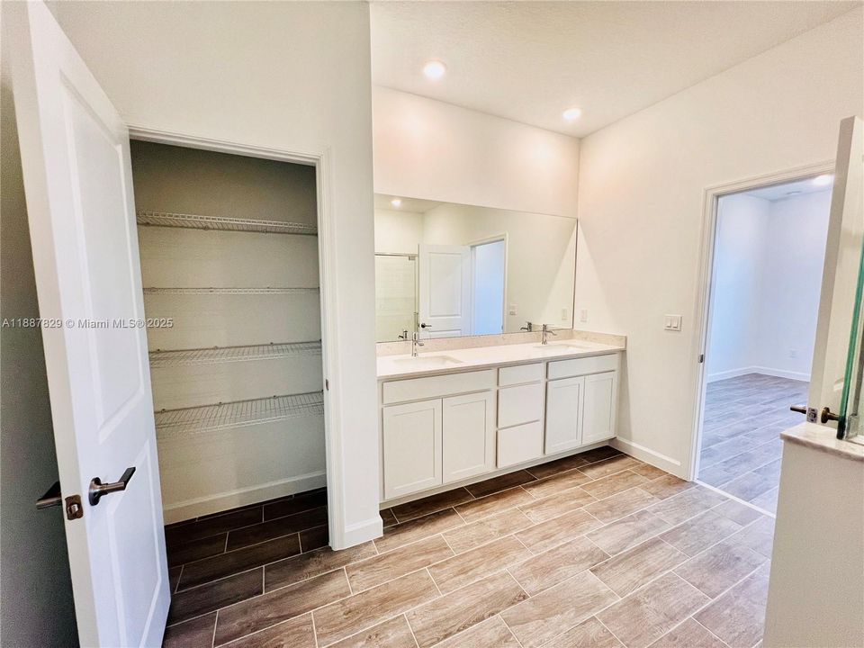 En Renta: $3,350 (3 camas, 2 baños, 1954 Pies cuadrados)