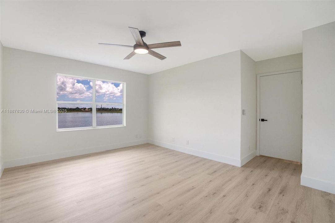 Activo con contrato: $720,000 (4 camas, 2 baños, 1927 Pies cuadrados)